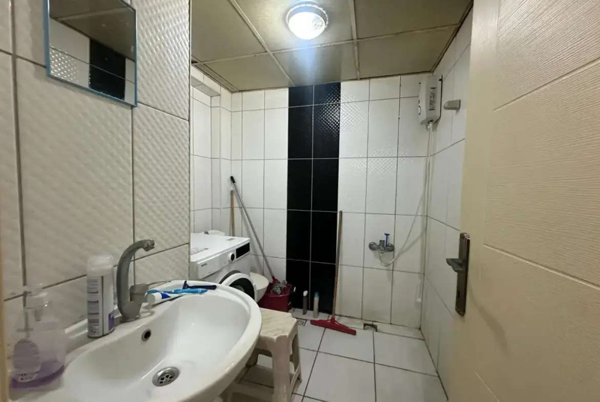 13 EYLÜL OKULU ALTINDA SATILIK DAİRE