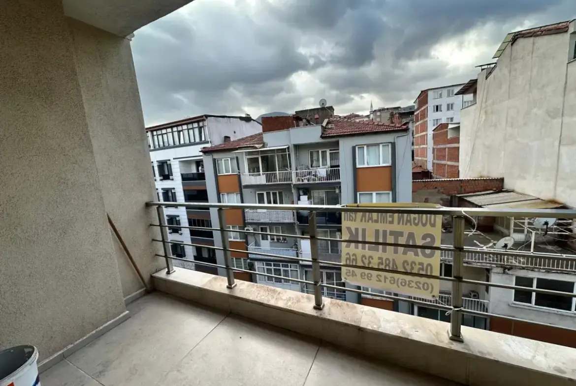 13 EYLÜL OKULU ALTINDA SATILIK DAİRE