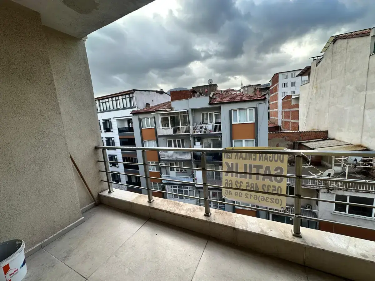 13 EYLÜL OKULU ALTINDA SATILIK DAİRE