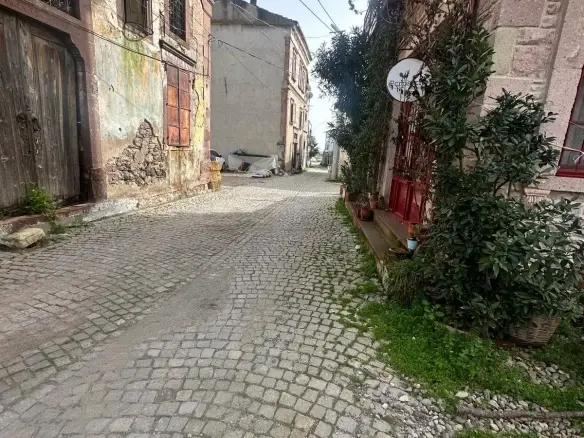 BALIKESİR AYVALIK KÜÇÜKKÖYDE SATILIK ARSA