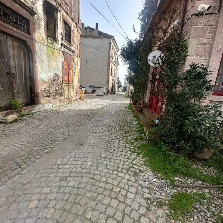 BALIKESİR AYVALIK KÜÇÜKKÖYDE SATILIK ARSA
