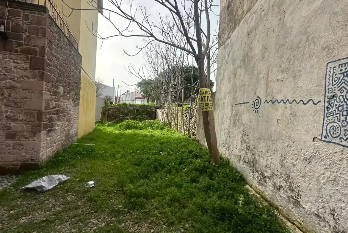 BALIKESİR AYVALIK KÜÇÜKKÖYDE SATILIK ARSA