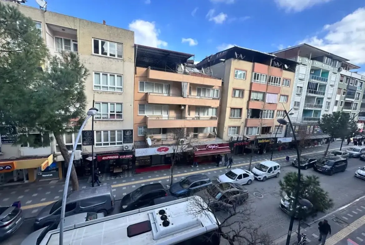 MERKEZDE FATİH CADDESİNDE KİRALIK DAİRE