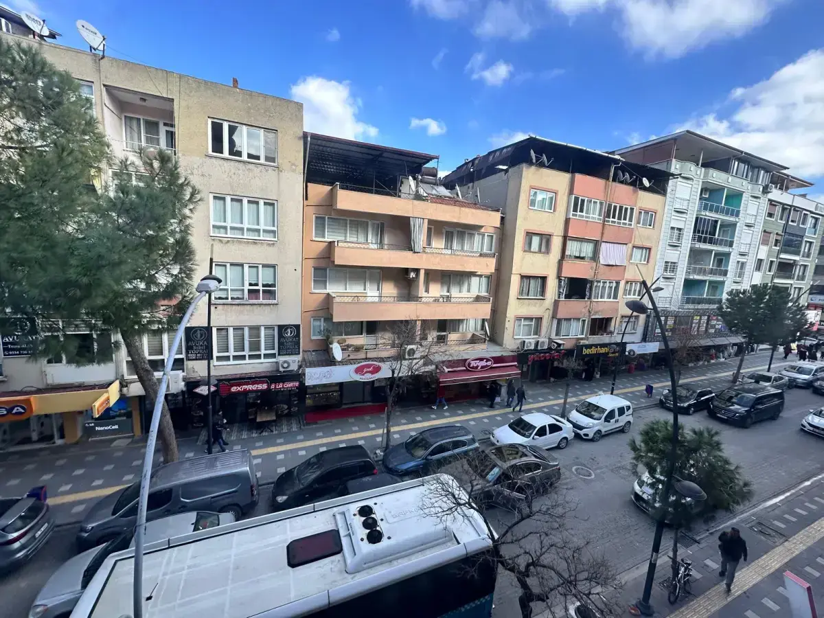 MERKEZDE FATİH CADDESİNDE KİRALIK DAİRE