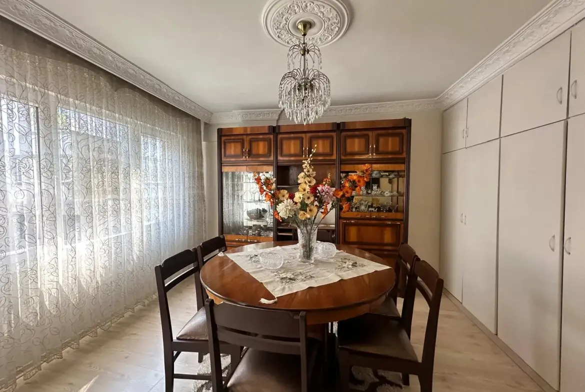 MERKEZDE TAHSİN BAYKAL CADDESİNDE SATILIK DAİRE