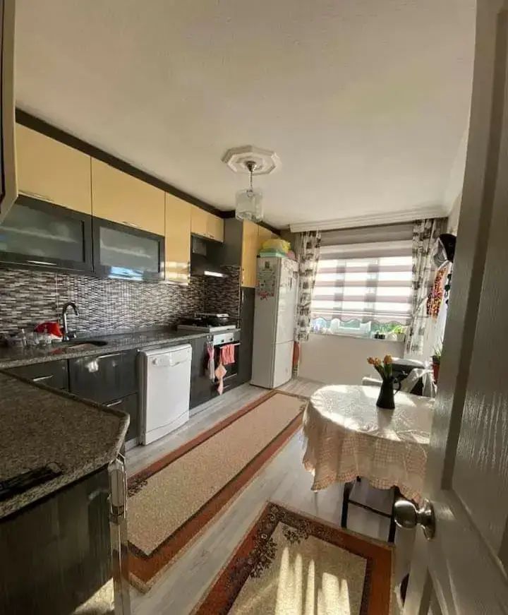 TURGUTALP MAHALLESİ HELVACI DURAĞI CİVARINDA SATILIK DAİRE