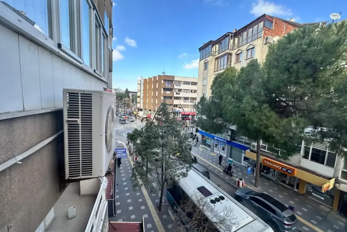 MERKEZDE FATİH CADDESİNDE KİRALIK DAİRE