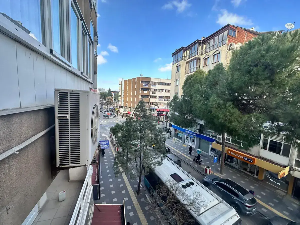 MERKEZDE FATİH CADDESİNDE KİRALIK DAİRE