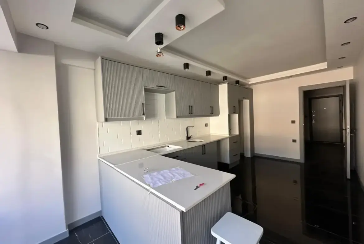 MERKEZDE FATİH CADDESİNDE KİRALIK DAİRE