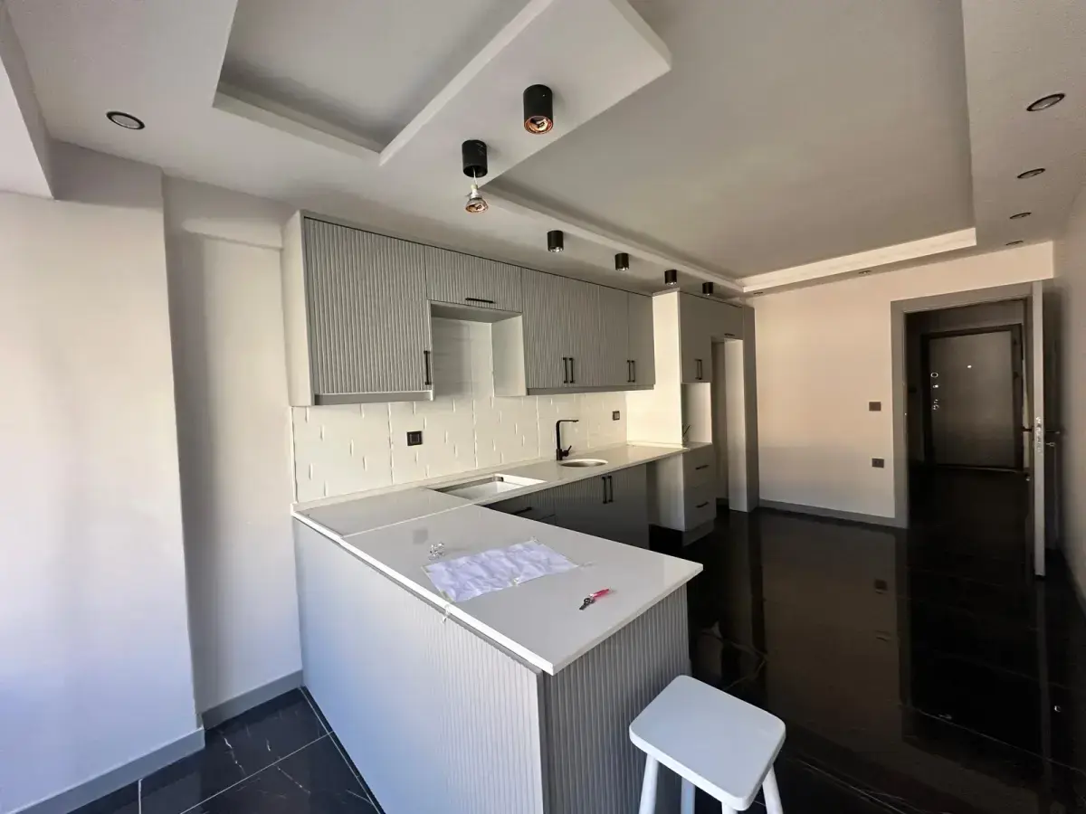 MERKEZDE FATİH CADDESİNDE KİRALIK DAİRE