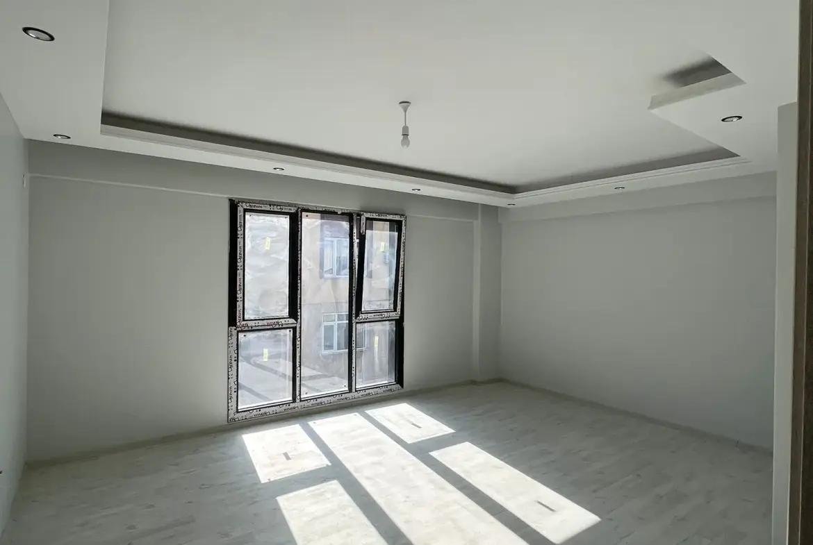 KIRKAĞAÇ 'DA SAAT KULESİ CİVARI SATILIK DAİRE
