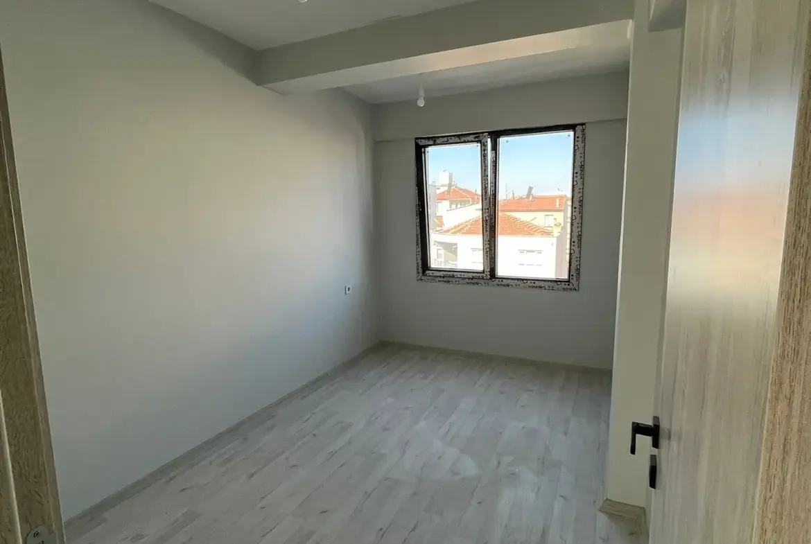 KIRKAĞAÇ 'DA SAAT KULESİ CİVARI SATILIK DAİRE