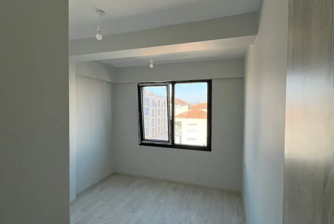 KIRKAĞAÇ 'DA SAAT KULESİ CİVARI SATILIK DAİRE