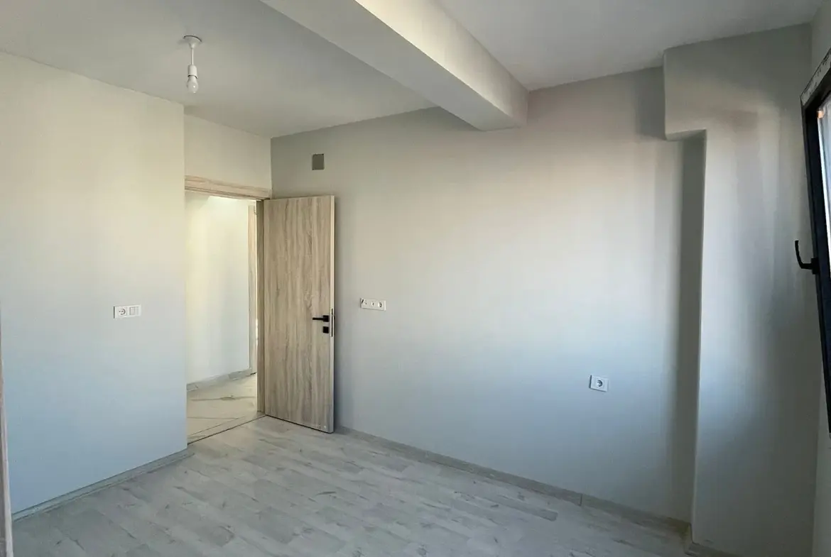 KIRKAĞAÇ 'DA SAAT KULESİ CİVARI SATILIK DAİRE