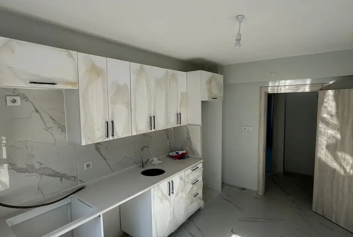 KIRKAĞAÇ 'DA SAAT KULESİ CİVARI SATILIK DAİRE