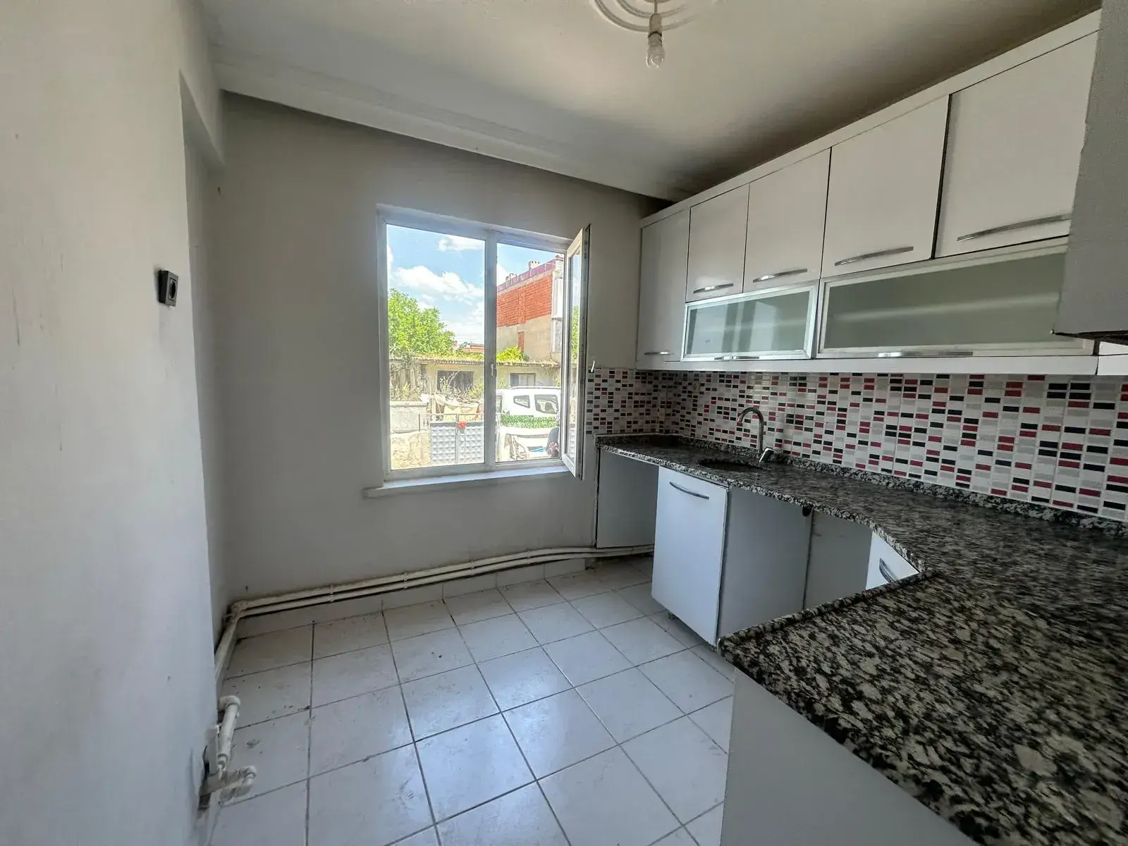 13 EYLÜL MAHALLESİ PRESTİJ CADDESİ ALTINDA SATILIK DAİRE