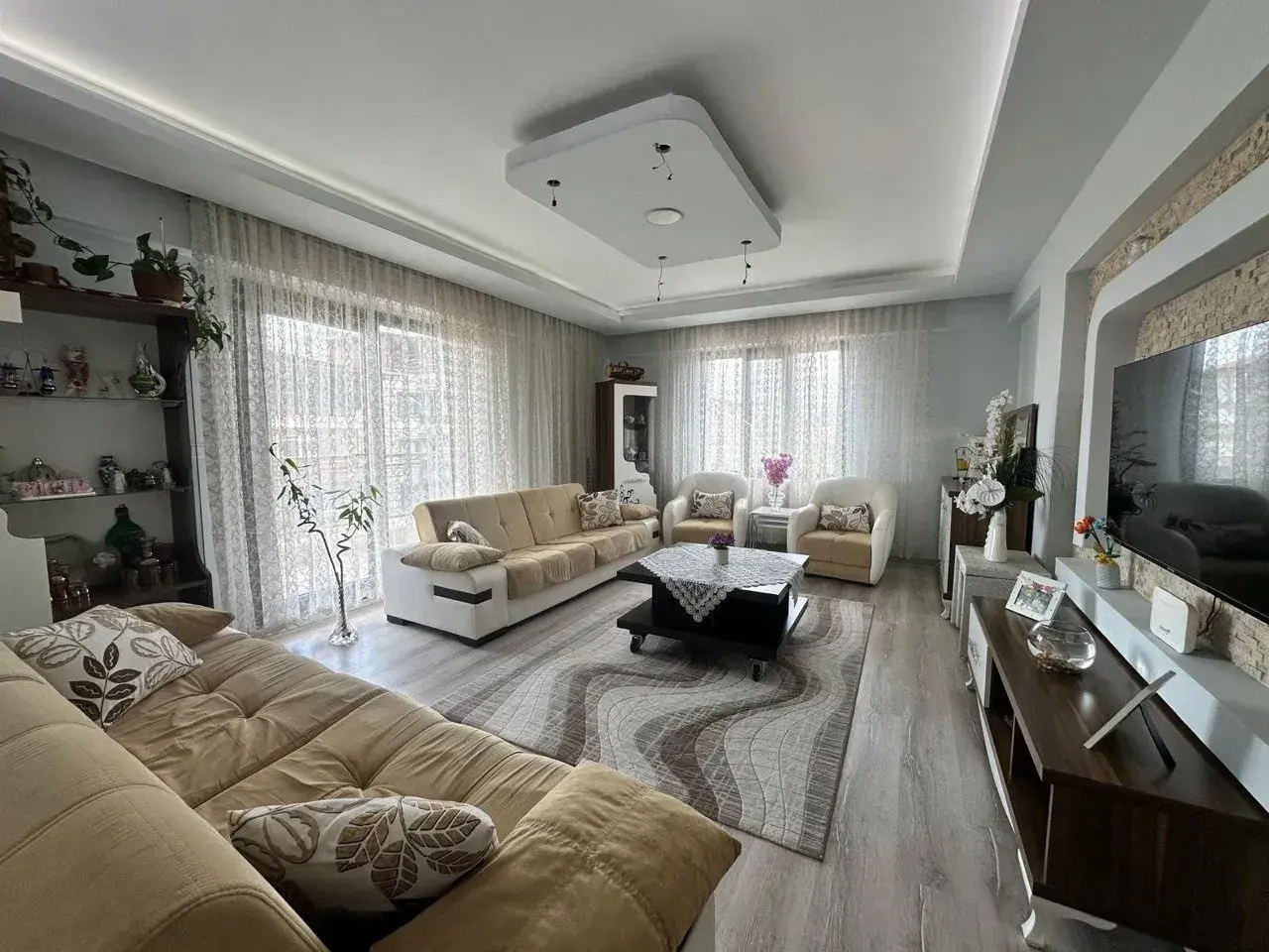 CUMHURİYET MAHALLESİ ONBAŞIOĞLU SİTESİ'NDE SATILIK 3+1 DAİRE