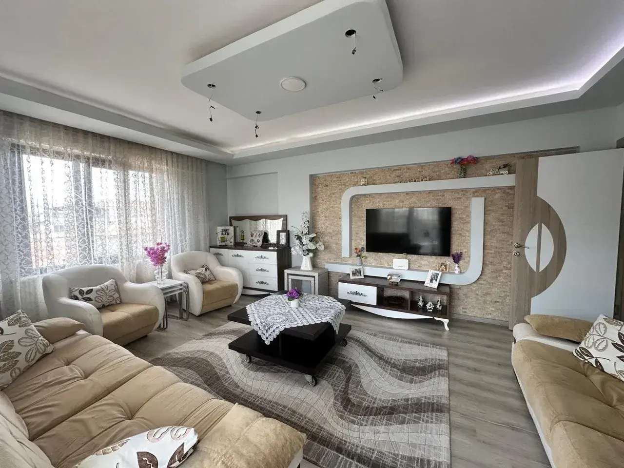 CUMHURİYET MAHALLESİ ONBAŞIOĞLU SİTESİ'NDE SATILIK 3+1 DAİRE
