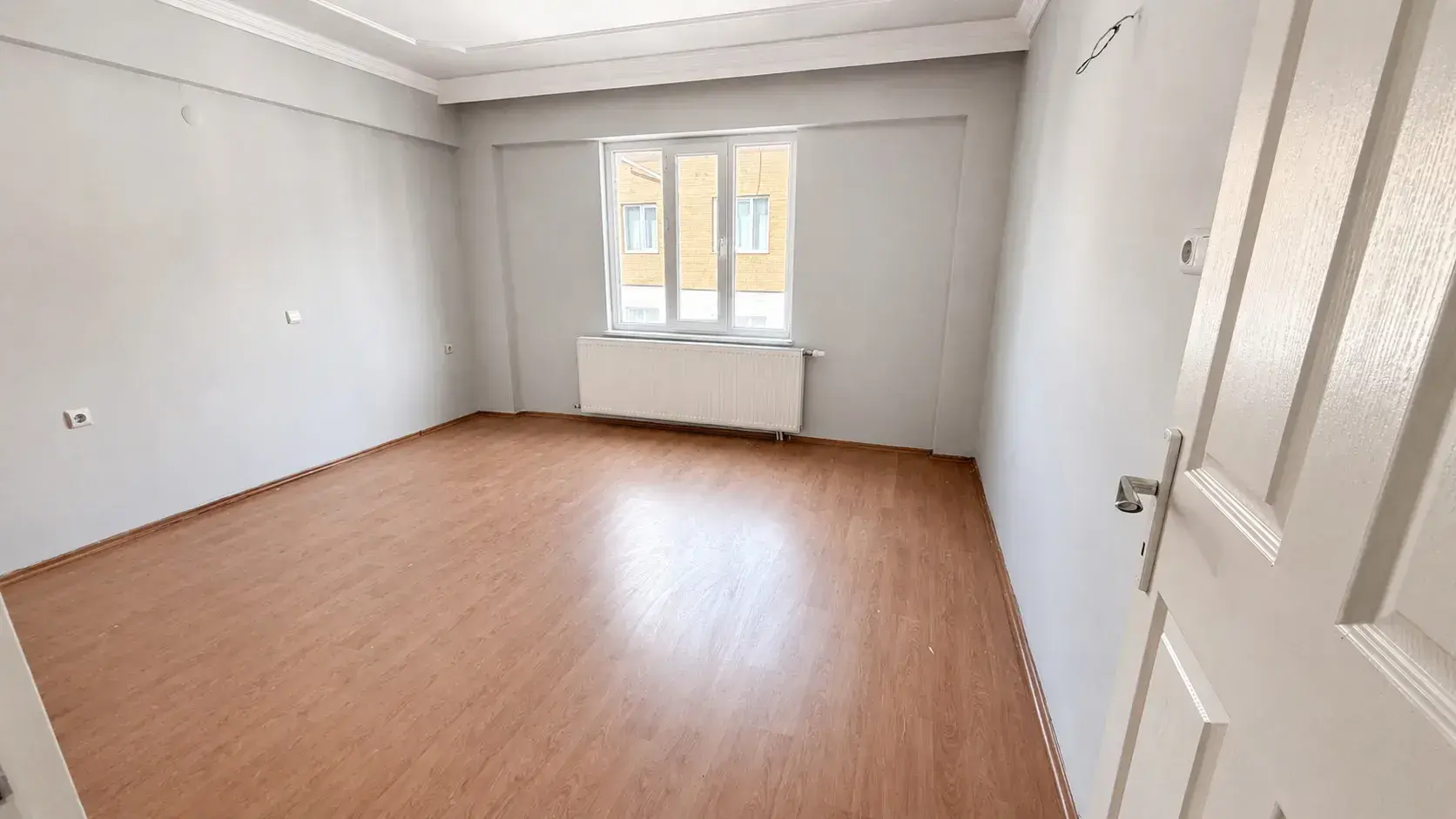 BÜYÜK MİGROS ALTINDA SATILIK DAİRE