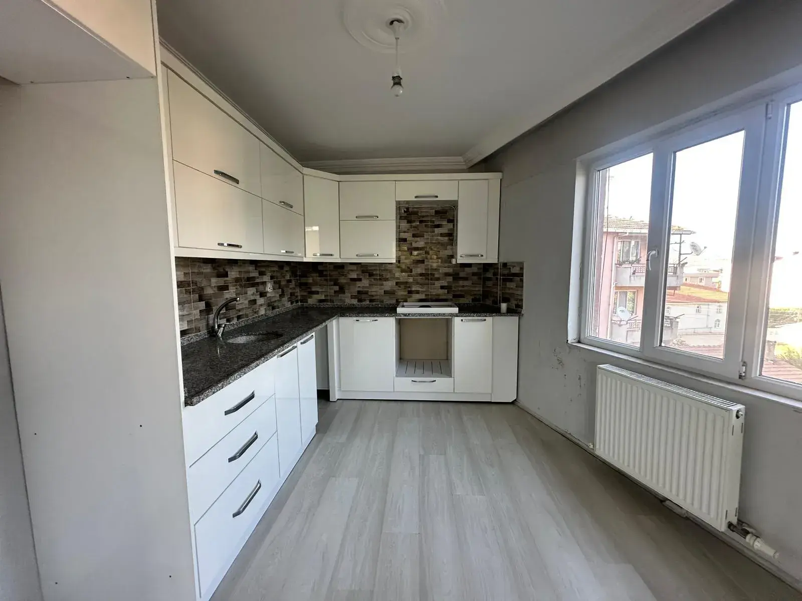 KURTULUŞ MAHALLESİ SEAŞ SİTESİ KARŞISINDA KİRALIK DAİRE
