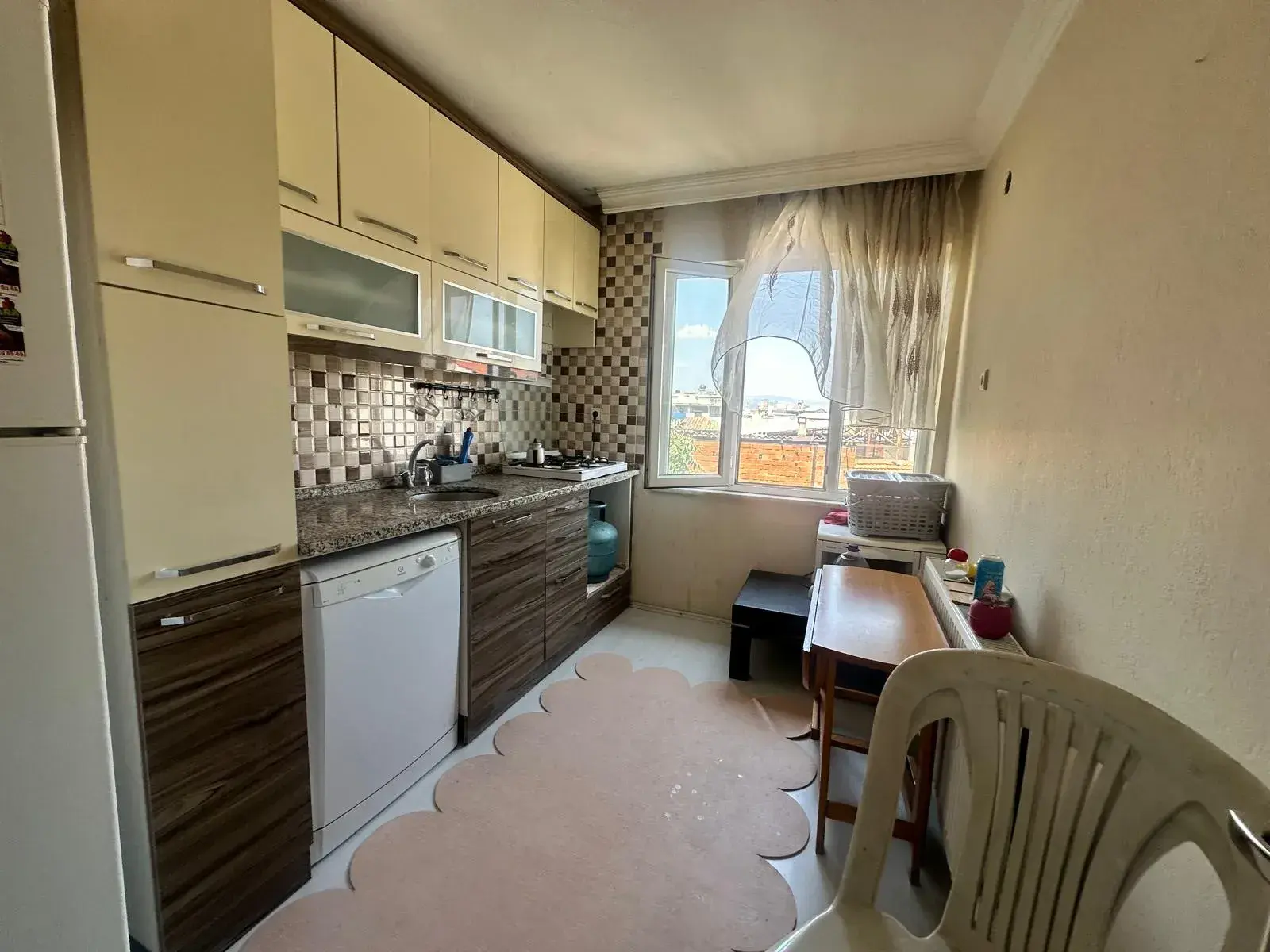 PARKALTI CAAMİ CİVARI SATILIK DAİRE
