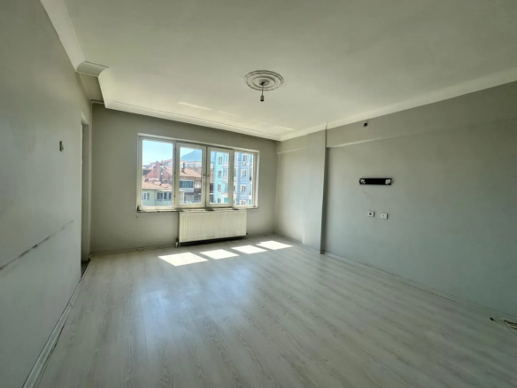 ATATÜRK CADDESİNDE SATILIK DAİRE