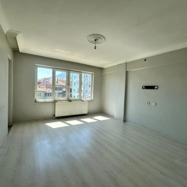 ATATÜRK CADDESİNDE SATILIK DAİRE