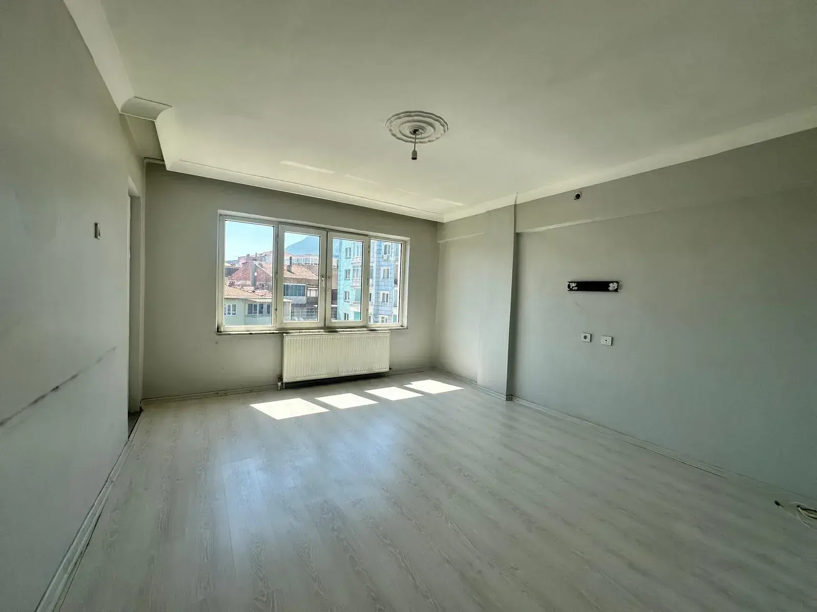 a57ab689-02a1-4466-bc84-3cb0b1f780bd ATATÜRK CADDESİNDE SATILIK DAİRE