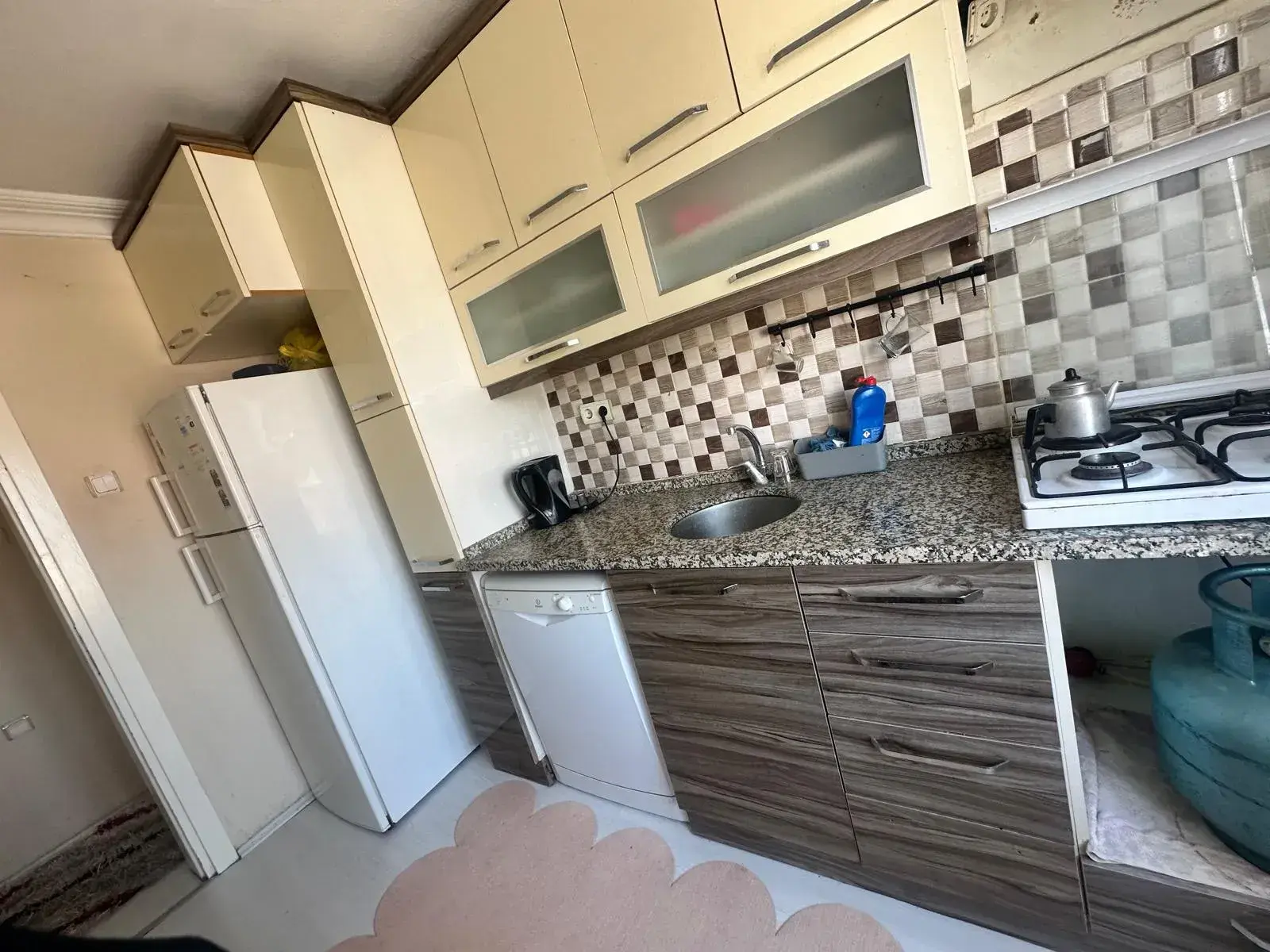 PARKALTI CAAMİ CİVARI SATILIK DAİRE