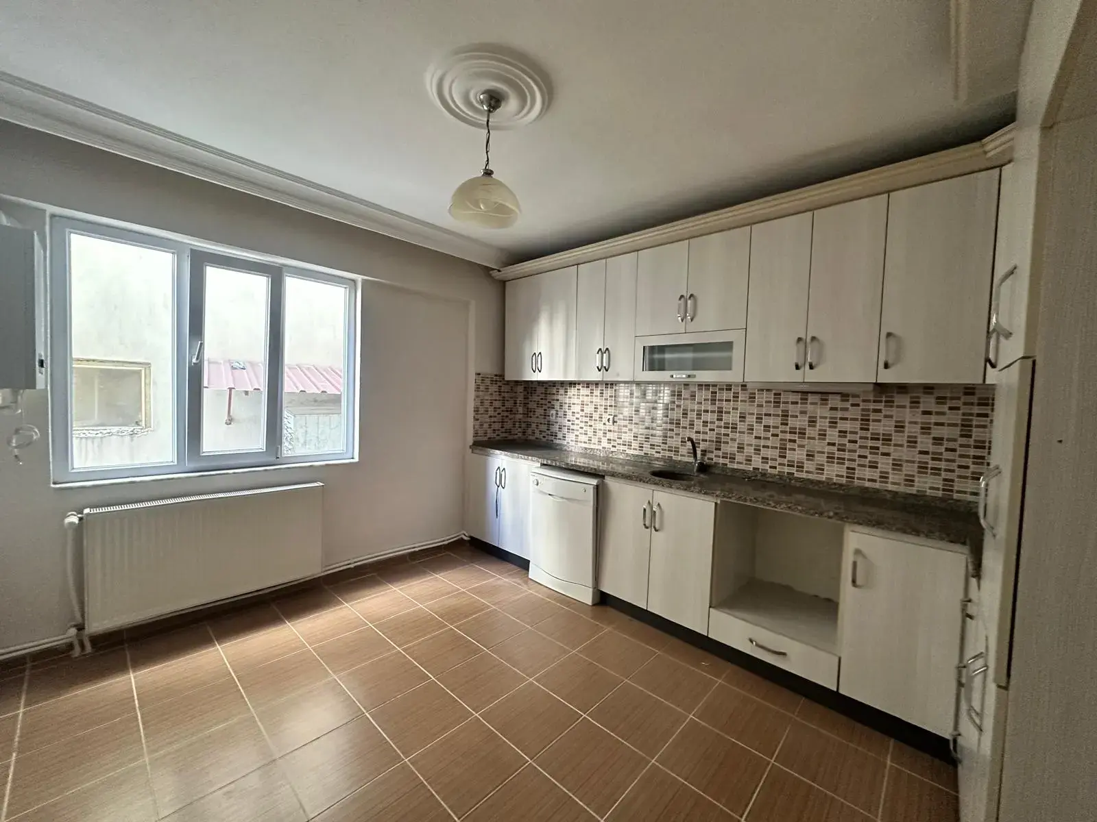 KURTULUŞ MAHALLESİ ESKİ ACİL ARKASI KİRALIK DAİRE
