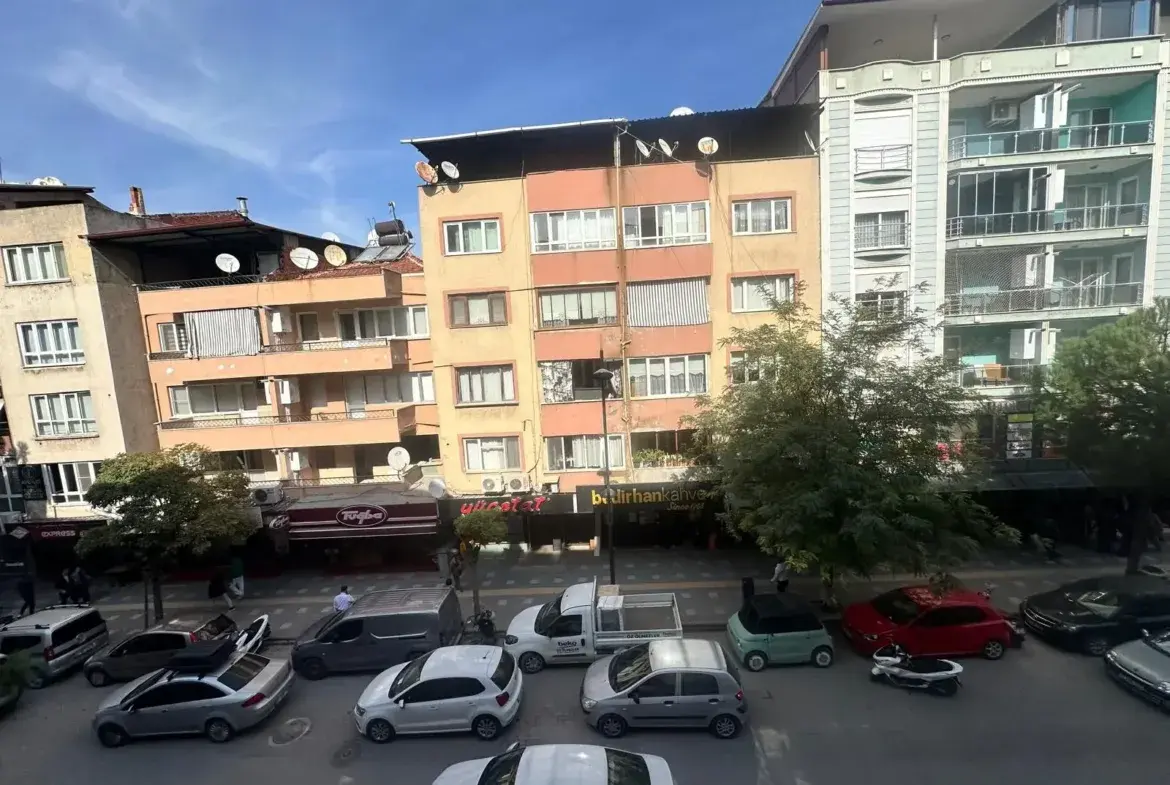 MERKEZDE FATİH CADDESİNE CEPHE SATILIK DAİRE